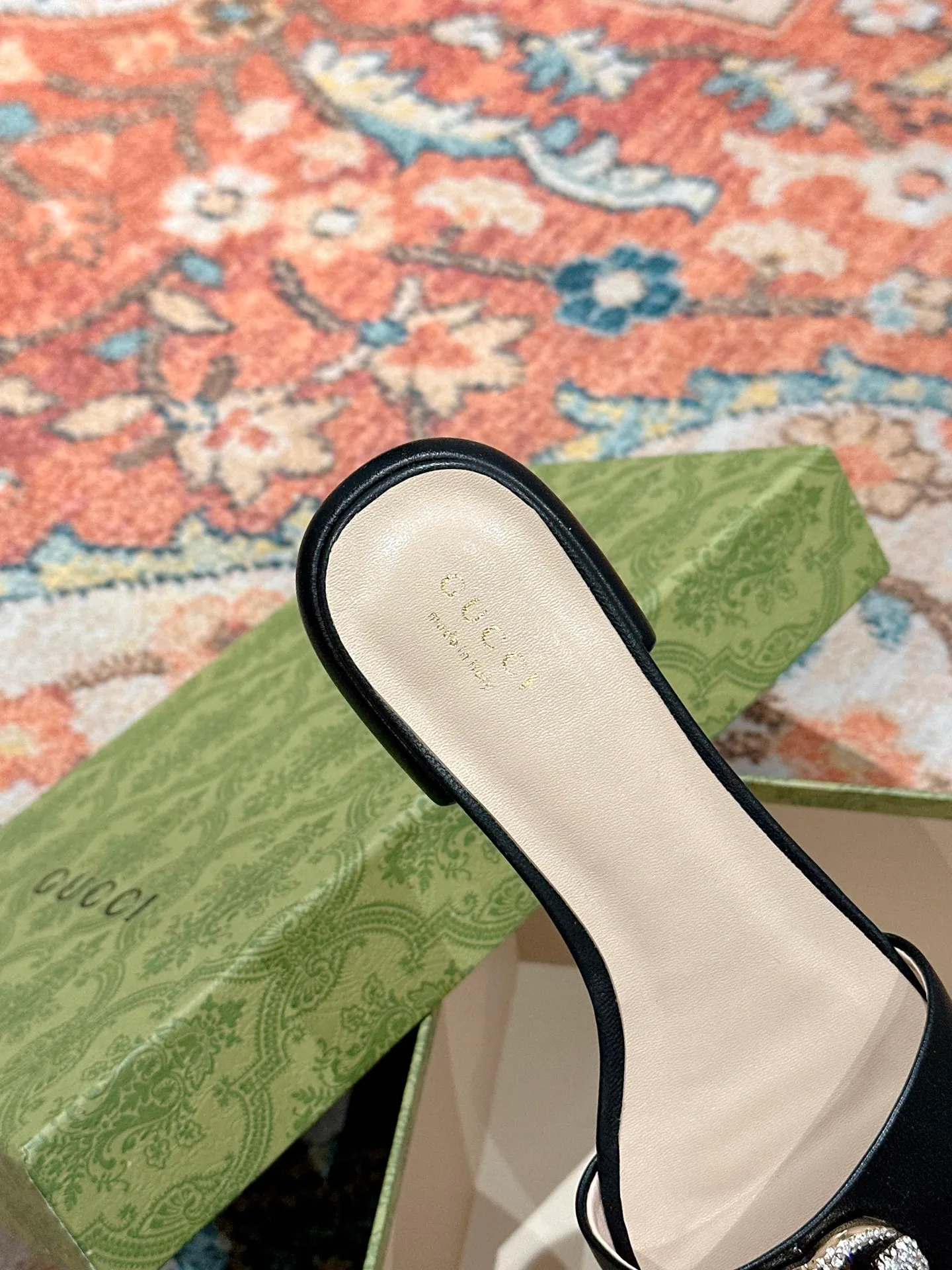 👟👟Ex-factory price 520👟👟 Every detail of Gucci's 2025 spring and summer new open-toe sandals and slippers has been carefully crafted, and design elements such as round toes and thick heels are cleverly used to create a fashionable retro style. The archived double G diamond-encrusted buckle details are reminiscent of the brand's fashionable atmosphere. ▪️Material: original custom sheepskin ▪️Inner lining/foot: high-end custom sheepskin ▪️Heel height: 1.0cm ▪️Number of yards: 35-39 (customized at 40.41.42, non-returnable)